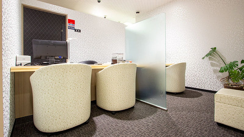 お近くの質屋営業店舗にお越し頂きます