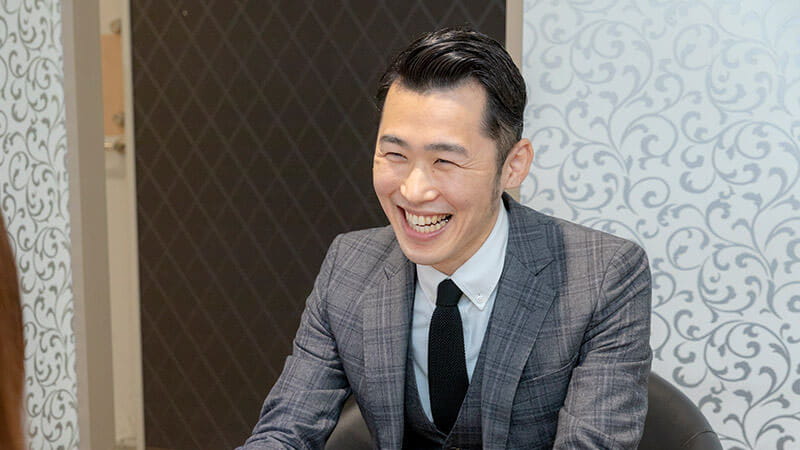 スタッフが笑顔でお出迎え